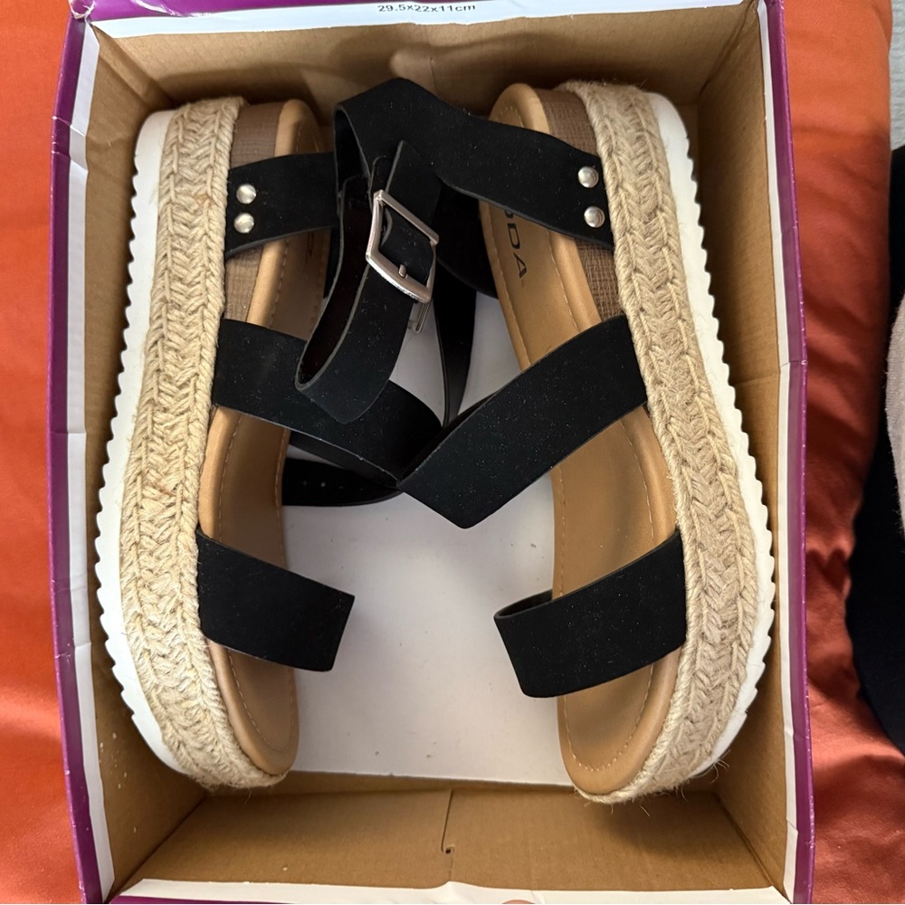 SODA Platform Sandals NEW 8.5